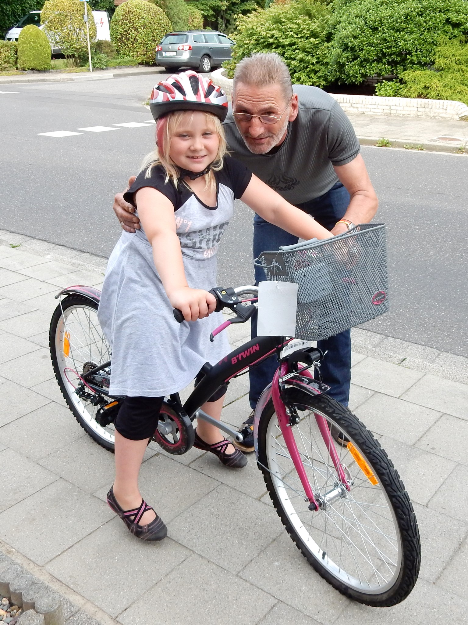 Fahrrad Gewinnerin Lucy und ihr Opa